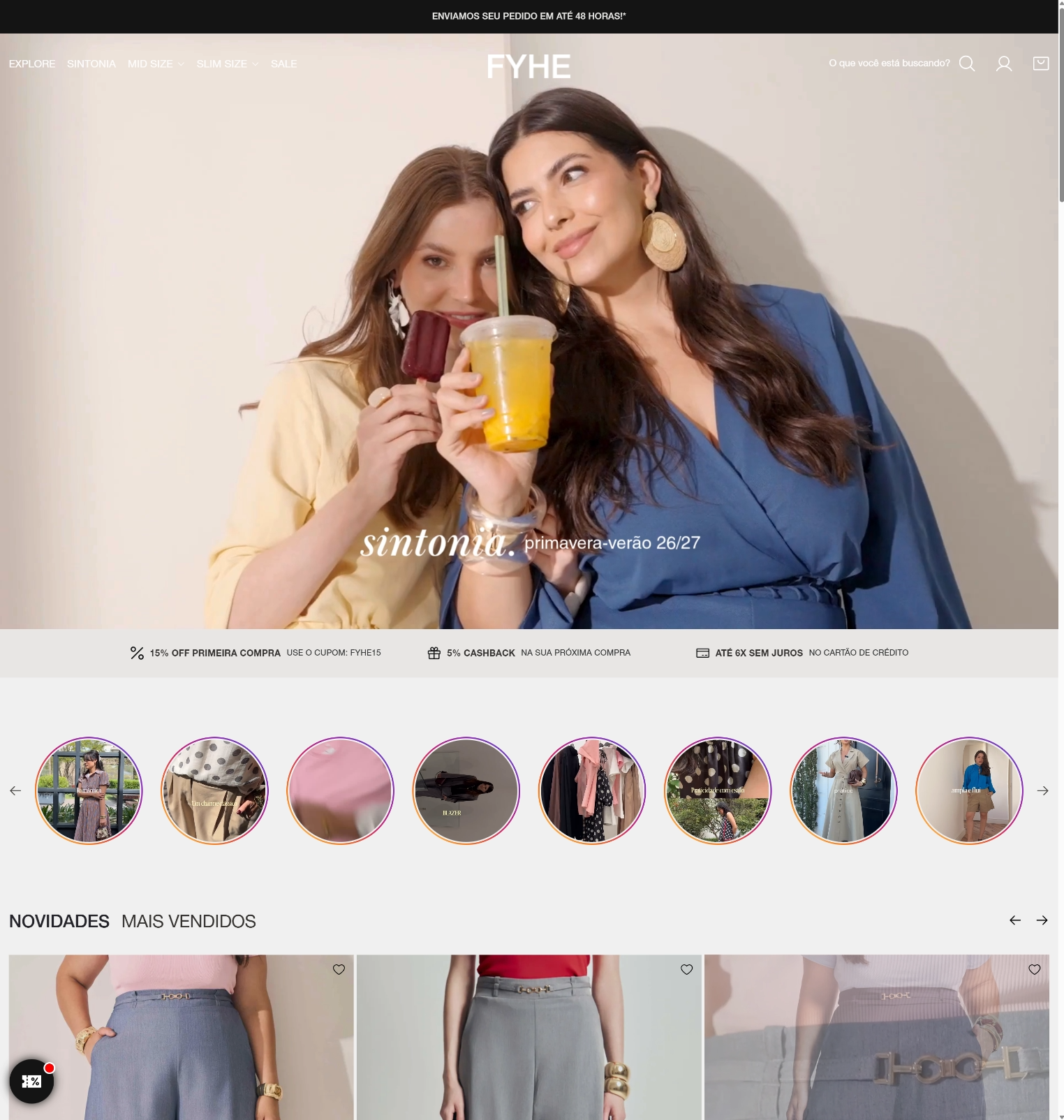 Layout de loja de moda feminina com vitrine editorial